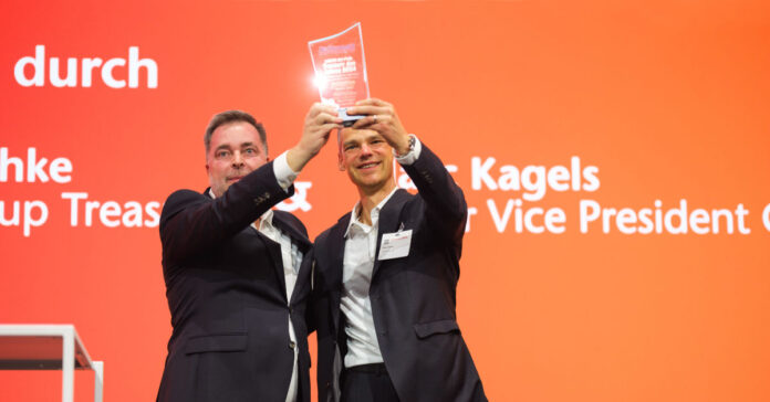 Peter Bauschke (links) und Marc Kagels von Schaeffler freuen sich stellvertretend für ihr Team über den Award 