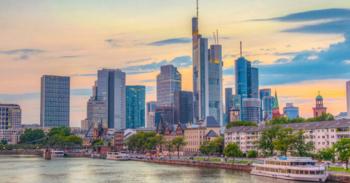 Die Deutschen Banken konnten ihre Eigenkapitalrendite vor allem wegen der Zinswende der EZB steigern. International liegen sie weiterhin zurück. Foto: dudlajzov - stock.adobe.com