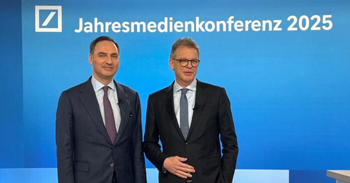 Deutsch-Bank-CFO James von Moltke (links) und CEO Christian Sewing blicken positiv auf 2025. Foto: Thomas Holzamer