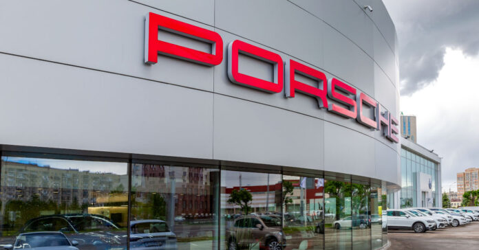 Neue Modelle und Konzernumbau: Porsche rechnet 2025 mit Mehrkosten von 800 Millionen Euro. Foto: Alexandr Blinov - stock.adobe.com
