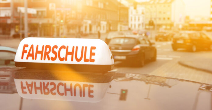 Secondary-Deal im Markt für Fahrschul-Dienstleistungs-Software: IK Partners übernimmt Datapart von ECM. Foto: Gerhard Seybert – stock.adobe.com