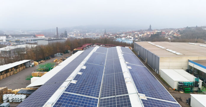 Fellensiek verkauft drei Aufdachsolar-Portfolios an Saxovent, die rund 4.000 Haushalte jährlich mit grünem Strom versorgen können. Foto: Fellensiek/Saxovent
