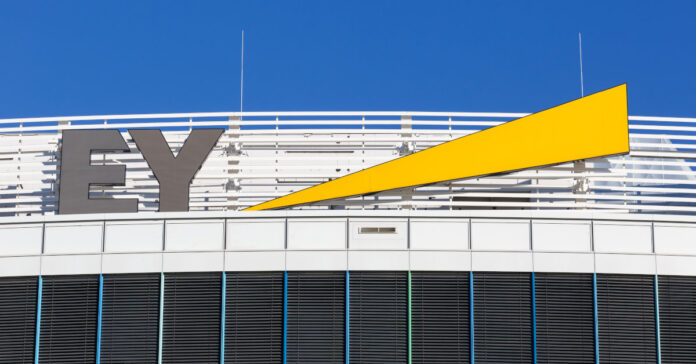 Im Fall Commerzbank gegen EY Deutschland verschiebt sich das Urteil auf unbestimmte Zeit. Foto: Markus Mainka - stock.adobe.com