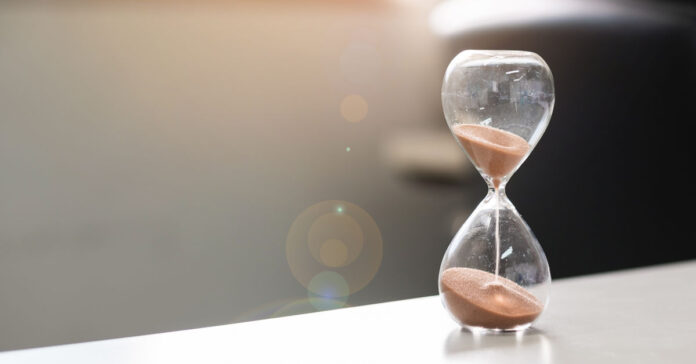 Die Zeit verrinnt: Private-Equity-Häuser, die ältere Assets nicht verkaufen können oder wollen, greifen häufiger auf Continuation-Fonds zurück. Foto: Jo Panuwat D – stock.adobe.com