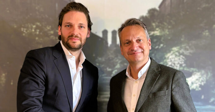 Robert Latz von Greenpeak Partners und Christian Kniephoff von AC Christes besiegeln die Gründung von Atania. Foto: atania