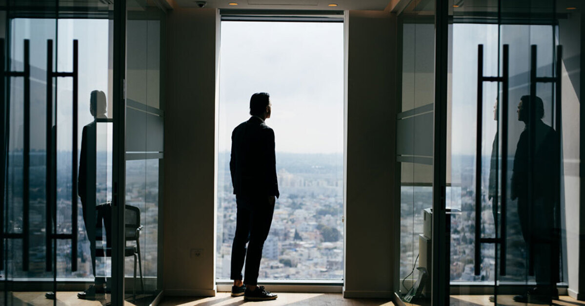 Der frühere Porsche-CFO Lutz Meschke schaut aus einem Fenster in Tel Aviv. Foto: Porsche AG