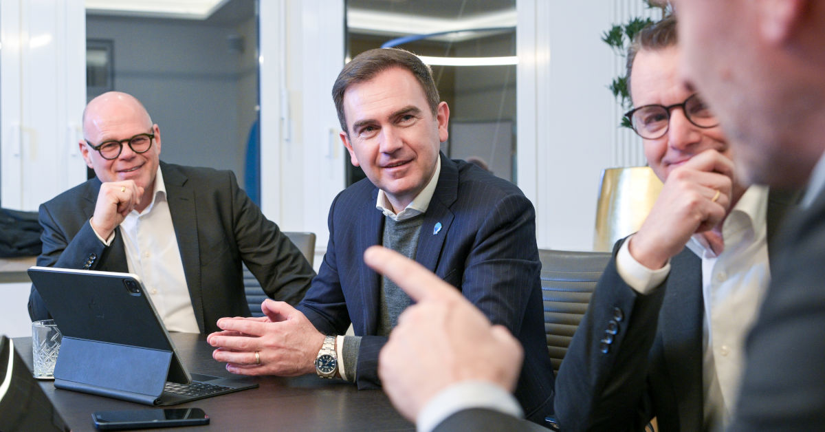 Berthold Beeker (v.l.n.r.), Partner bei LADM, Steven Brouckaert, Gründer und Chairman bei der Pia Group, Klaus Ayman, ebenfalls Partner bei LADM und Ewout Brouwers, Co-Gründer der Pia Group im Gespräch. Foto: Pia Group
