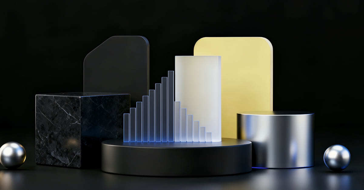 Das Bild zeigt verschiedene geometrische Formen auf einem dunklen Hintergrund: einen schwarzen Marmorwürfel, eine durchsichtige, wellenartige Glasform, ein goldfarbenes Rechteck und einen silbernen Zylinder. Zwei Kugeln, eine silberne, ergänzen die Szene. Alles steht auf einer runden, schwarzen Basis.