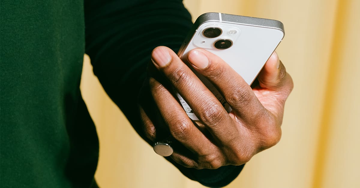 Zahlungsmittel nicht nur verwalten, sondern kontrollieren. Foto: Hand hält ein Mobiltelefon.