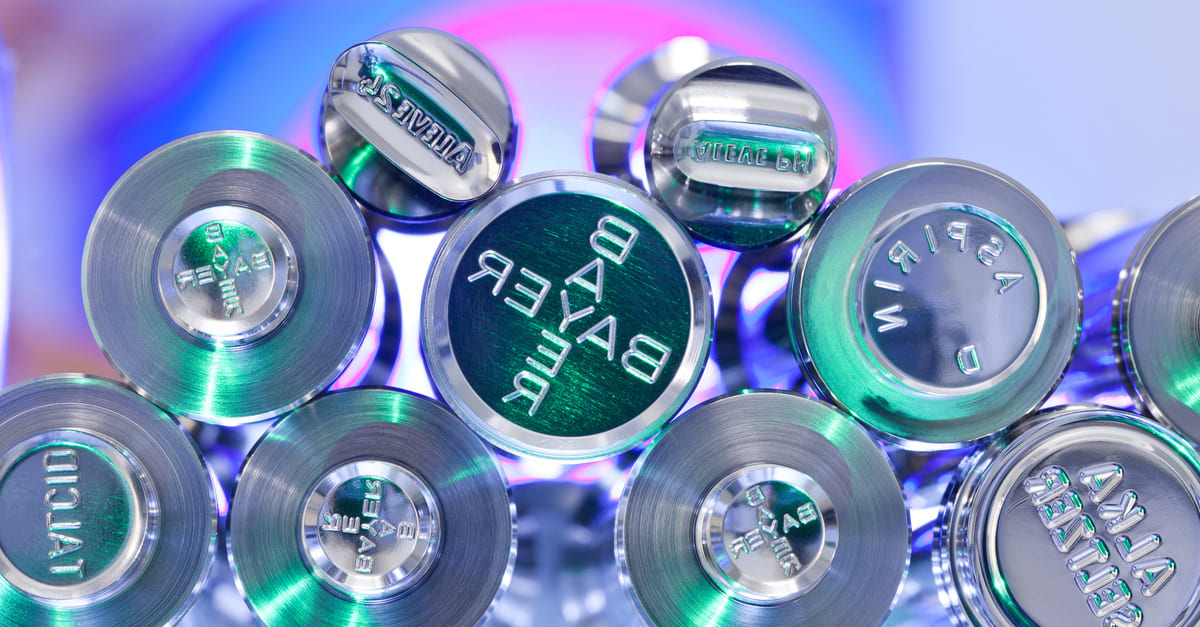 Diese Stempel formen Bayers Tabletten wie „Talcid“: Die Leverkusener waren 2025 erfolgreich, was ironischerweise den Gewinn geschmälert hat. Foto: Bayer AG