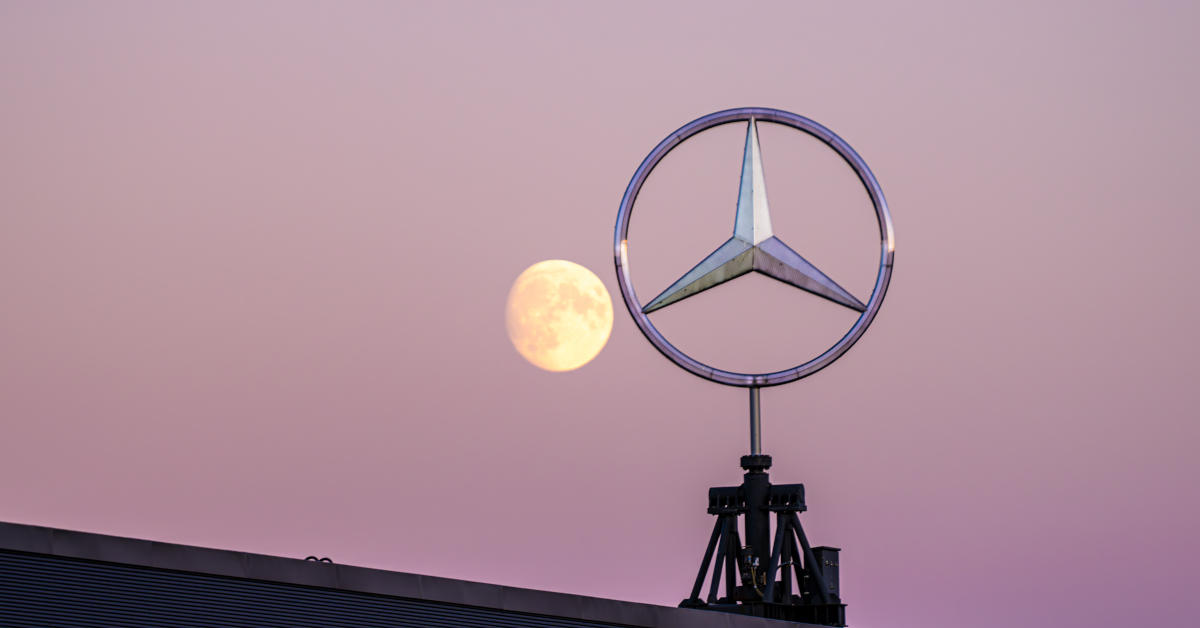 Mercedes-Stern bei Mondaufgang: Die Stuttgarter hoffen auf eine Trendwende. Foto: Trygve -stock.adobe.com