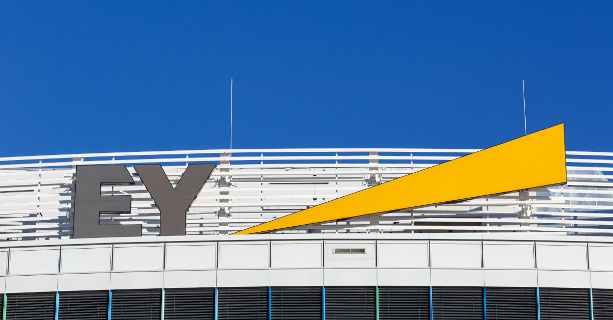 Wenn KI die Arbeit von Junior-Prüfern übernimmt, wie bildet man dann künftige Partner aus? EY richtet seine Ausbildung neu aus. Foto: Markus Mainka - stock.adobe.com