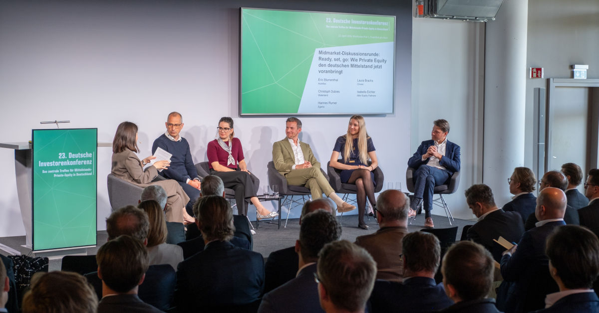 Moderatorin Olivia Harder (links) sprach in der Midmarket-Diskussionsrunde mit fünf Private-Equity-Profis darüber, wo sich jetzt die besten Deals machen lassen. Foto: F.A.Z. Business Media GmbH/A. Varnhorn