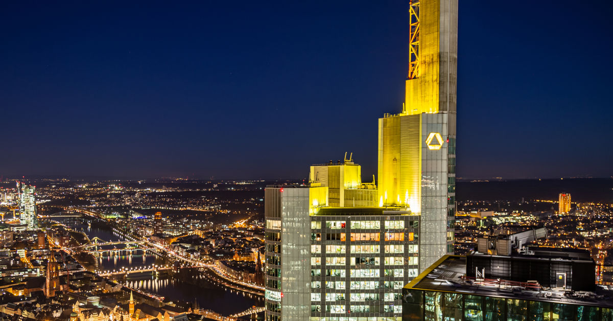 Die Commerzbank im Fokus: Viele CFOs und Treasurer wünschen sich weiterhin keine Fusion mit Unicredit, wie eine Umfrage von FINANCE erbrachte. Foto: Anselm Schwietzke/Wirestock – stock.adobe.com
