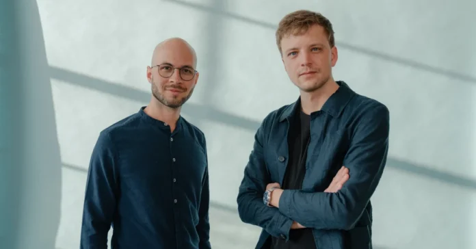 Die Cortea-Gründer Valentin Neumann und Philipp Hövelmann wollen mit ihren KI-Agenten die Qualitätssicherung in der Abschlussprüfung revolutionieren. Foto: Cortea