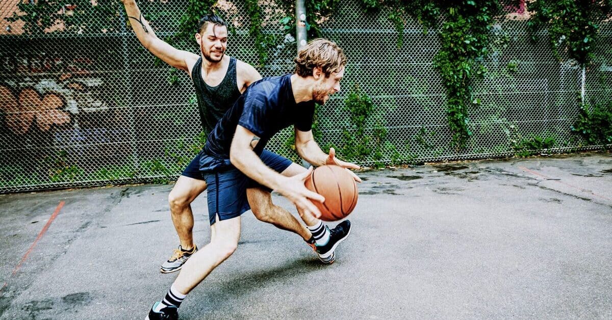 Zwei Junge Männer spielen Basketball