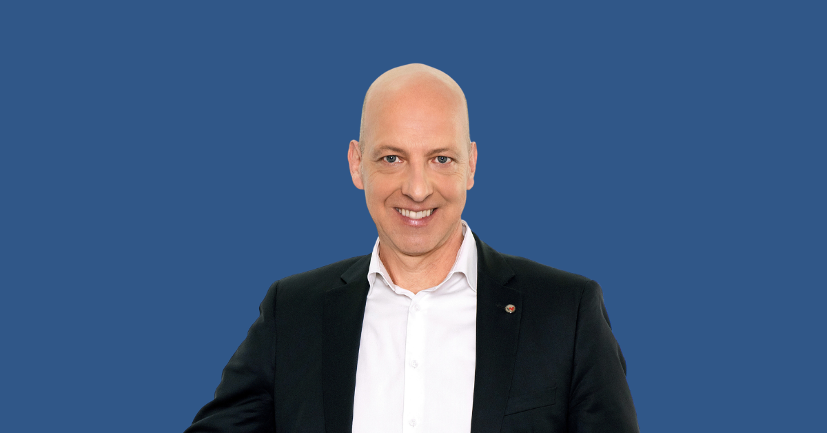 Christoph Burkhard verantwortet seit Juni 2021 die Finanzen bei Wacker Neuson. Foto: Wacker Neuson Group; Collage: FINANCE