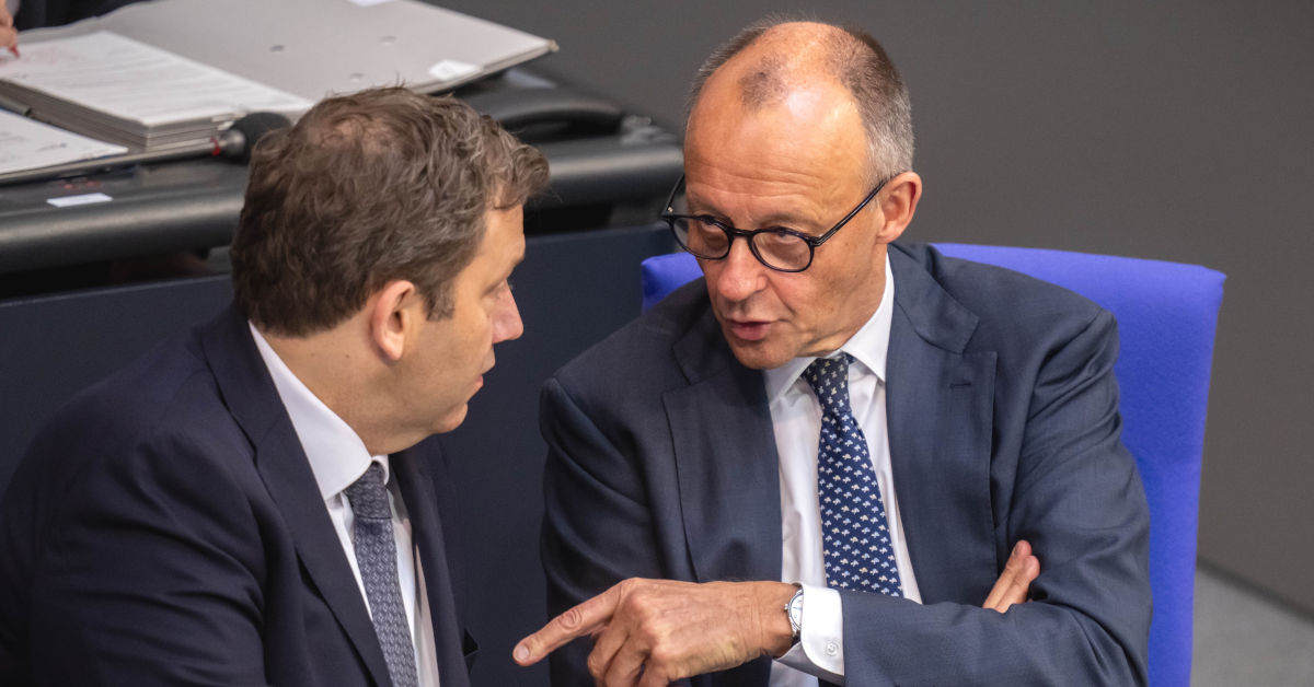 Die Bundesregierung um Friedrich Merz und Lars Klingbeil sehen bei der Caus Commerzbank hilflos aus. Foto: picture alliance/dpa | Michael Kappeler