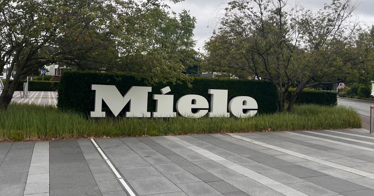 500 Millionen Euro eingespart, 2.700 Stellen gestrichen - Miele hat sein größtes Transformationsprogramm hinter sich gebracht. CFO Stefan Koss leitet nun den Zukunftskurs des Haushaltsgeräteherstellers ein. Foto: Esra Laubach