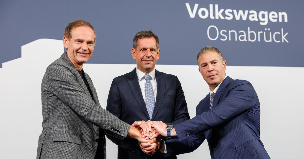 Volkswagen-Vorstandschef Oliver Blume, Niedersachsens Ministerpräsident Olaf Lies und Managing Director Tomer Jacob von Aurelius Capital (Foto von links) haben sich im Grundsatz auf einen Deal für das VW-Werk in Osnabrück geeinigt. Foto: Volkswagen AG