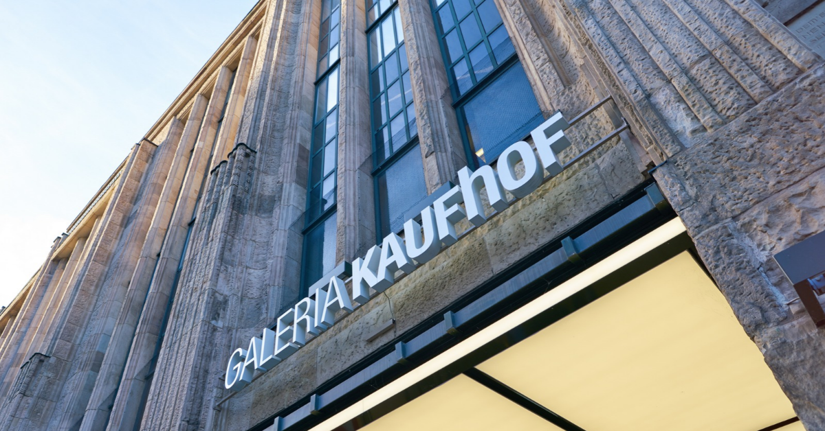 Vertraute Fassade, ungewisse Zukunft: Galeria sucht nach der vierten Insolvenz erneut einen Käufer. Foto: Heorshe - adobe.stock.com